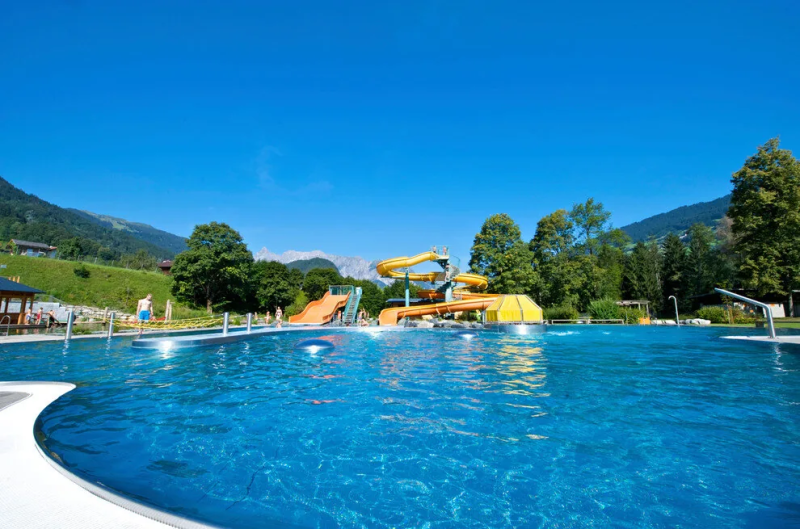 Zwembad met glijbanen van het Alpenbad Montafon in Tschagguns