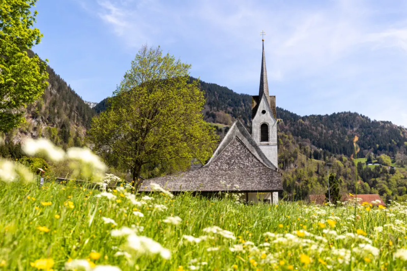 Wandelaars bij een kapel op de Gipsweg bij St. Anton in Montafon