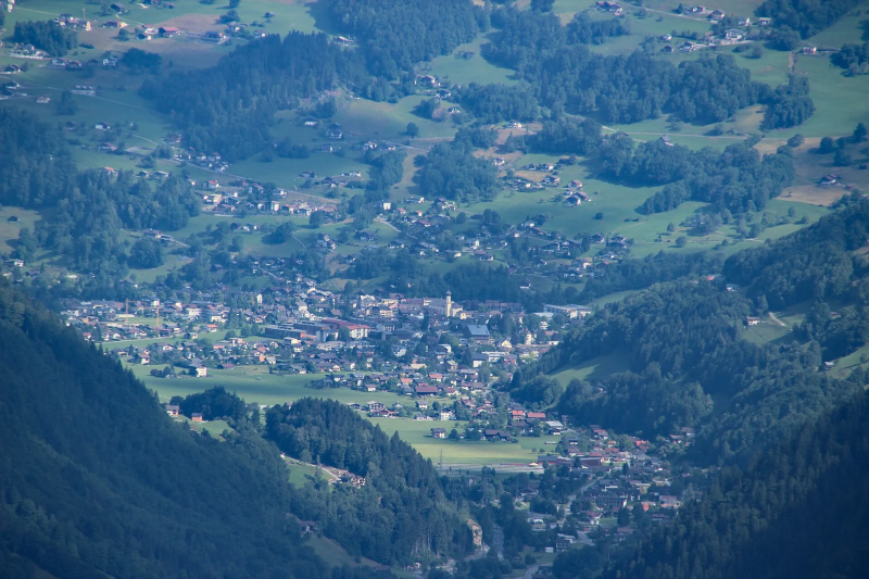 Uitzicht op een dorp in het Montafon vanaf boven