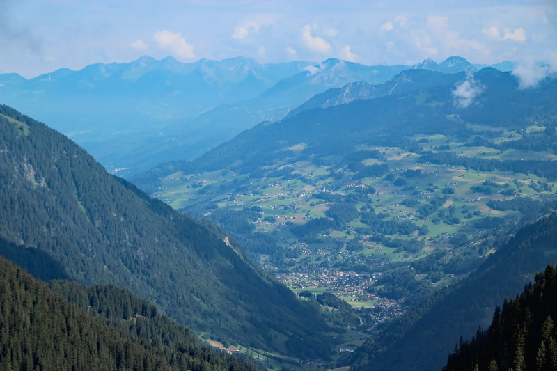 Uitzicht over het Montafon-dal met bergen
