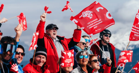 Fans met rode vlaggen bij het FIS WK in Montafon