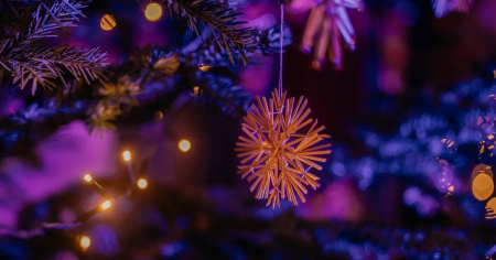 Kerstversiering in paars licht tijdens de Montafoner Winterzauber